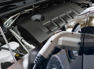 Silnik spalinowy czy elektryczny? Sprawdziliśmy, który jest lepszy