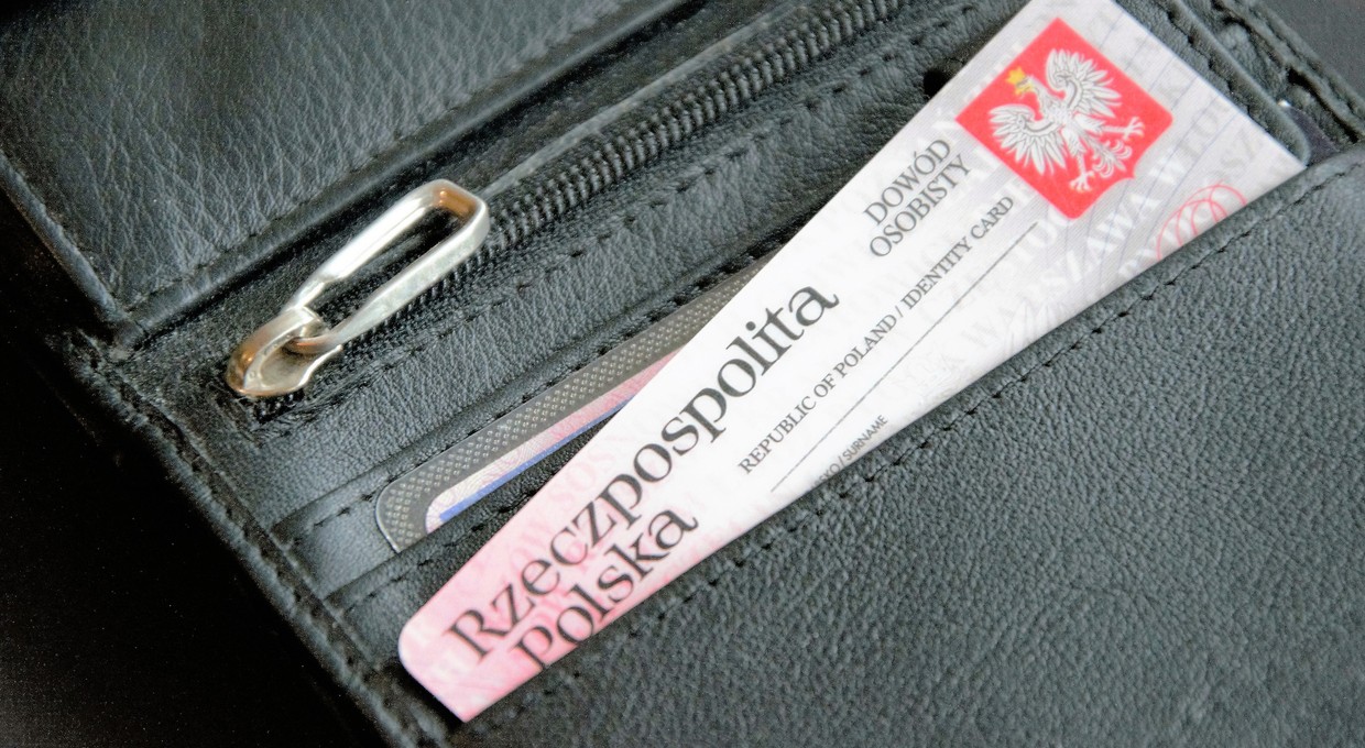 Zabrudzony dowód osobisty zwrócił uwagę policjantów. To miała być zwykła kontrola