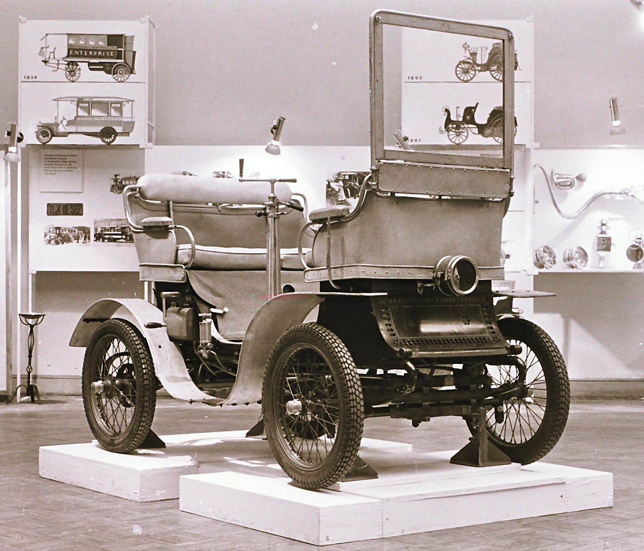 De Dion-Bouton vis-á-vis z 1899 r. eksponowany w 1976 r. w dawnym warszawskim Muzeum Techniki i Przemysłu.