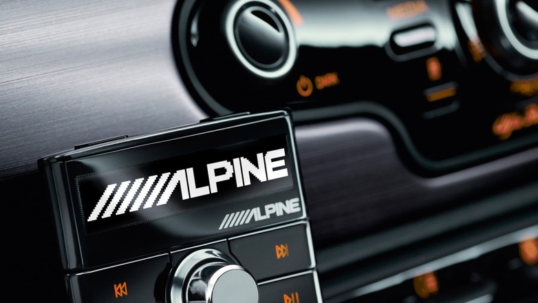 Trzeba się co najwyżej pogodzić z tym, że na desce rozdzielczej pojawi się dodatkowy niewielki ekran.