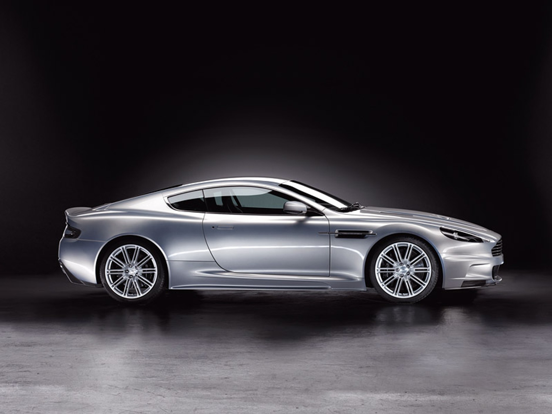 Nowy Aston Martin DBS w Pradze: oficjalne informacje i zdjęcia