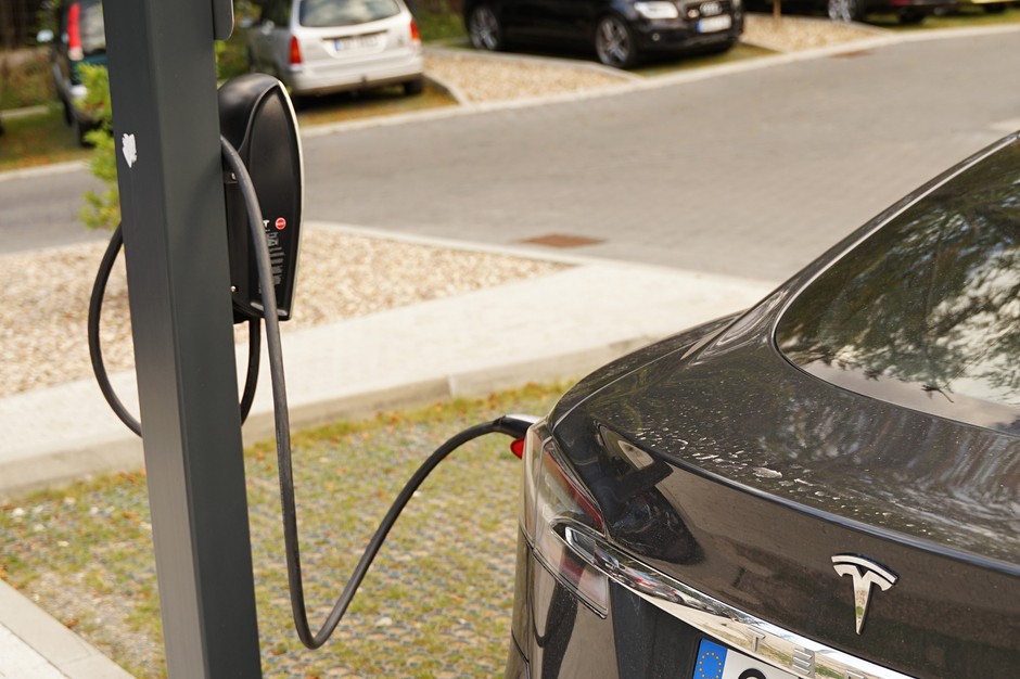 Ładowanie samochodu elektrycznego na parkingu