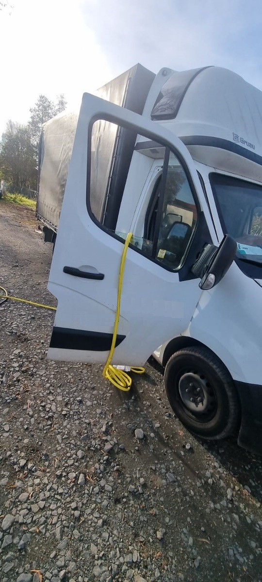 Mężczyzna chciał się zabić spalinami. Specjalna rura była przeprowadzona z rury wydechowej do wnętrza