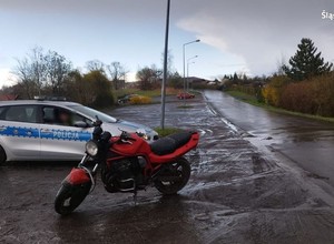 Do motocykla założył tablicę rejestracyjną od traktora. Odpowie za przestępstwo