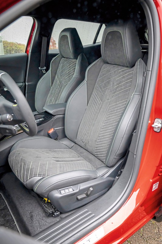 MG4 kontra Peugeot e-2008