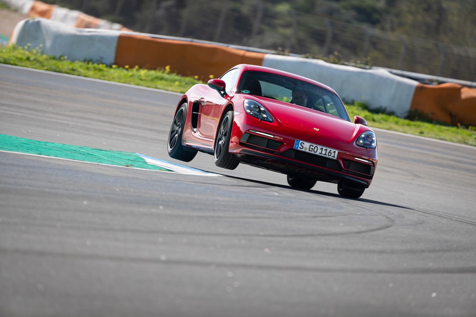 Podbicie na szczycie zakrętu nie robi na Caymanie wrażenia.