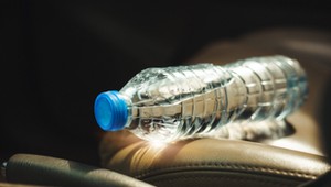 Nie zostawiaj butelki z wodą w samochodzie. Jest śmiertelnie niebezpieczna