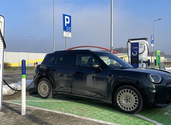 Porównali ceny ładowania elektryków w Polsce. Wszystkie stawki za kWh w jednym miejscu