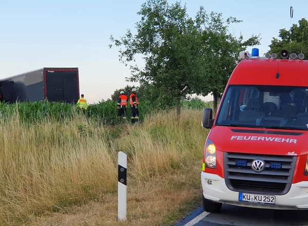 W kukurydzy znaleźli TIR-a, który złożył się jak scyzoryk. Kierowca był w środku