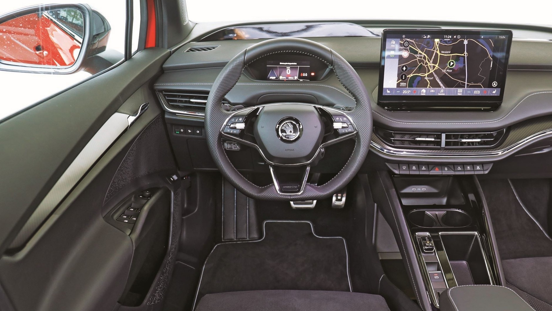 Skoda Enyaq (I, 2022) - centralny tablet jest tak wielki, że można by było oglądać na nim filmy. To już chyba przesadna gigantomania.