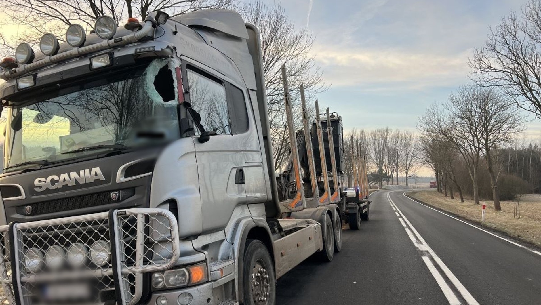 Bryła lodu przebiła przednią szybę Scanii