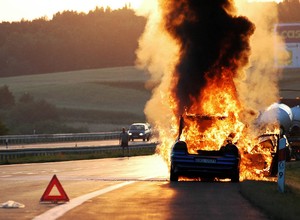 Auta płoną częściej, niż myślisz! Najczęstsze przyczyny pożarów