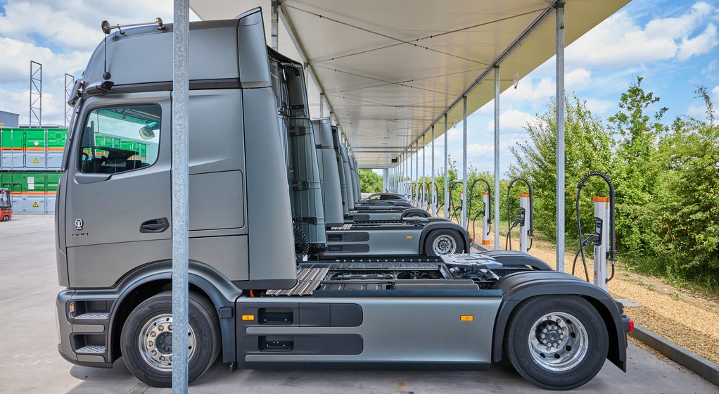 Mercedes-Benz eActros 600 na stacji ładowania