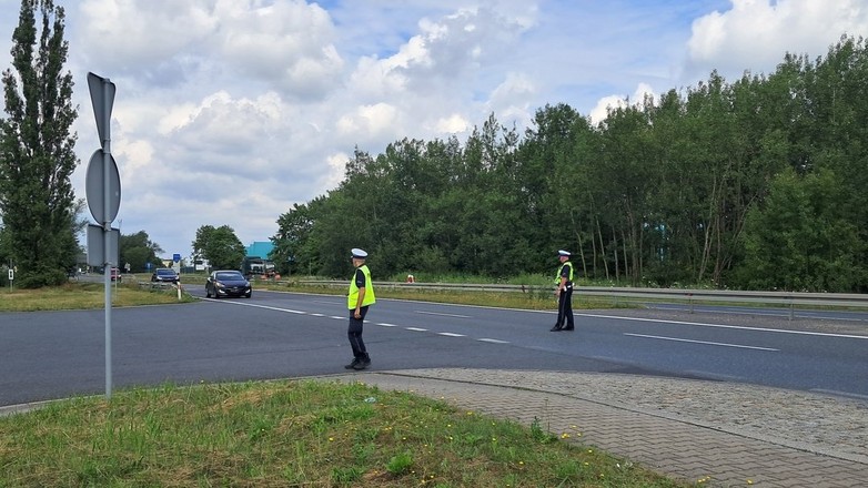 Policjanci zatrzymujący kierowców popełniających wykroczenia
