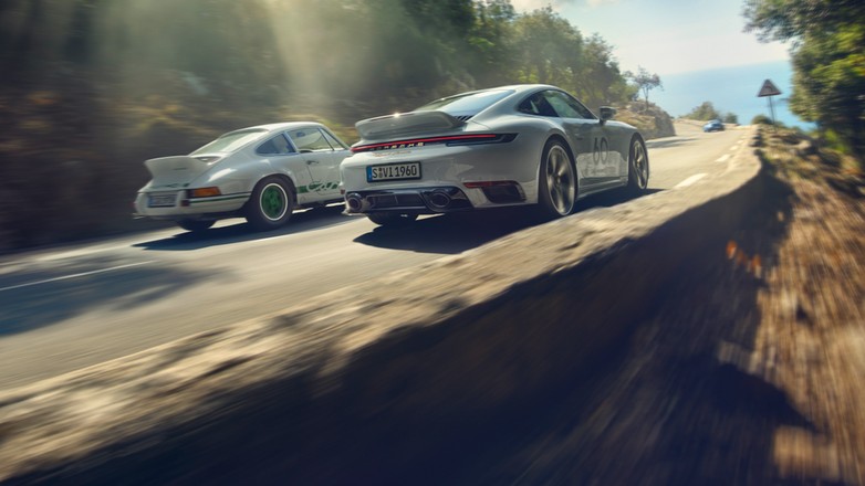 Porsche 911 Sport Classic (992; 2022 r.) i Porsche 911 Carrera RS 2.7 (1972 r, po lewej)