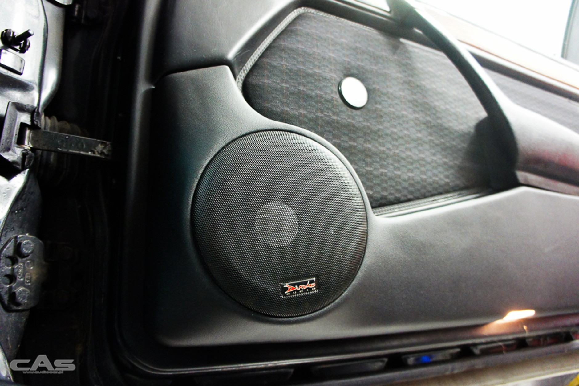 Mercedes W124 i gotowy panel drzwiowy z głośnikiem