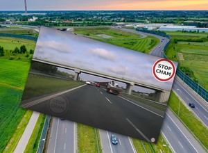 Opona od ciężarówki leżała na środku autostrady. Kierowca Mazdy zobaczył ją w ostatniej chwili [WIDEO]