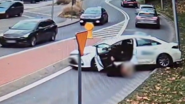 Scena jak z głupiego filmu. Taksówka ruszyła bez kierowcy |Nagranie|