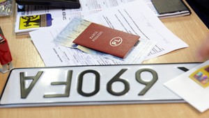 Podatek od rejestracji samochodów do końca 2024 r. Kto i ile zapłaci?