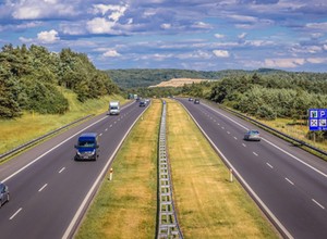 To niesamowite co stało się z polskimi drogami. Sprawdziliśmy, jak jeździło się w PRL-u, a jak jest teraz