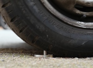 Brytyjski sposób na nielegalne parkowanie. Brutalne kolce powstrzymają każdego