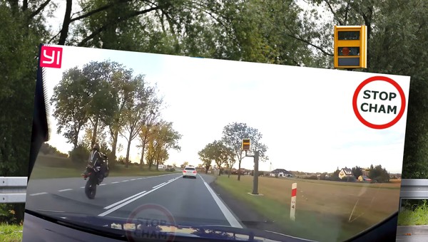 Dwa pojazdy przy fotoradarze. Niewinny kierowca dostanie mandat za motocyklistę?