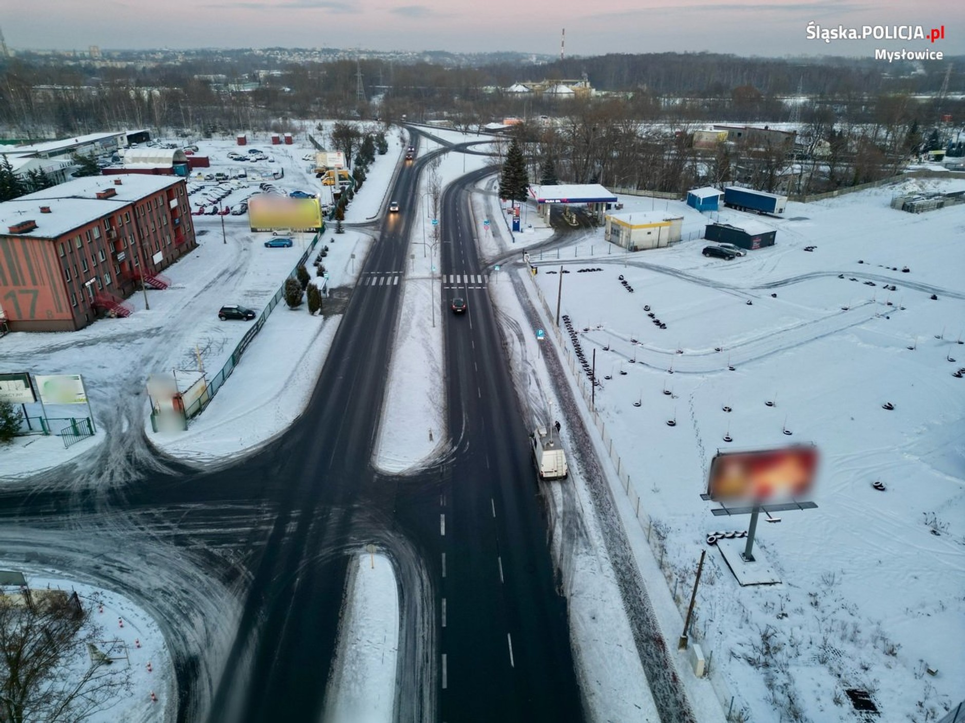 Policja przeprowadziła akcję przy pomocy specjalnego mobilnego stanowiska dowodzenia