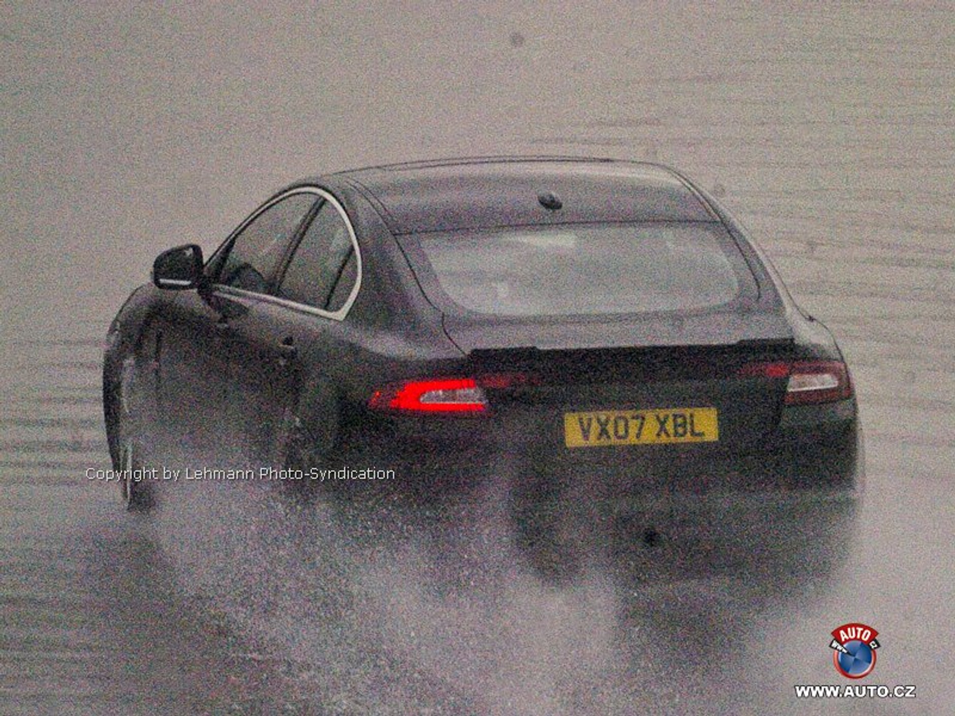 Zdjęcia szpiegowskie: Sportowy sedan Jaguar XF-R bez maskowania