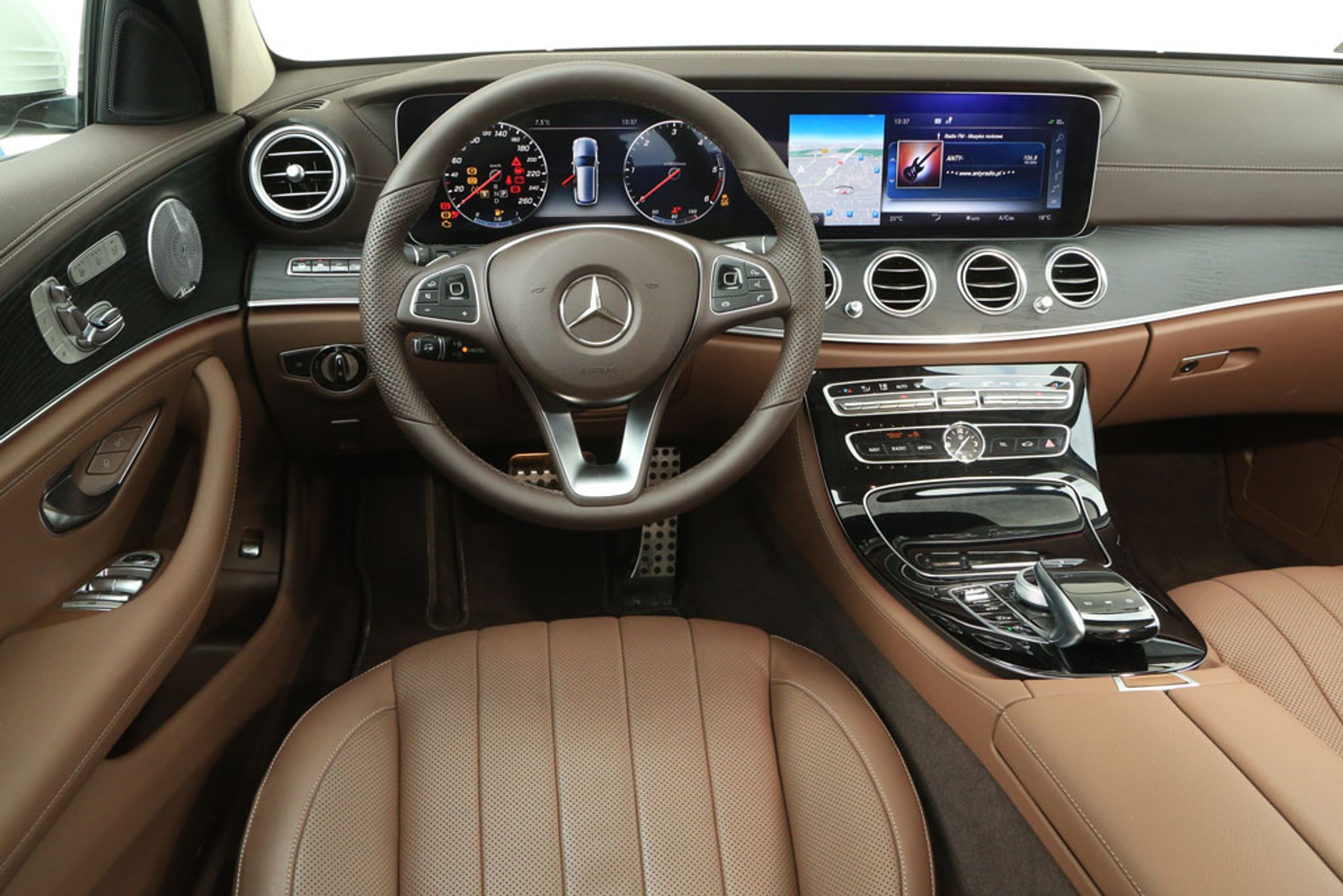 Volvo V90 Cross Country kontra Mercedes All-Terrain - który jest lepszy na każdą drogę?