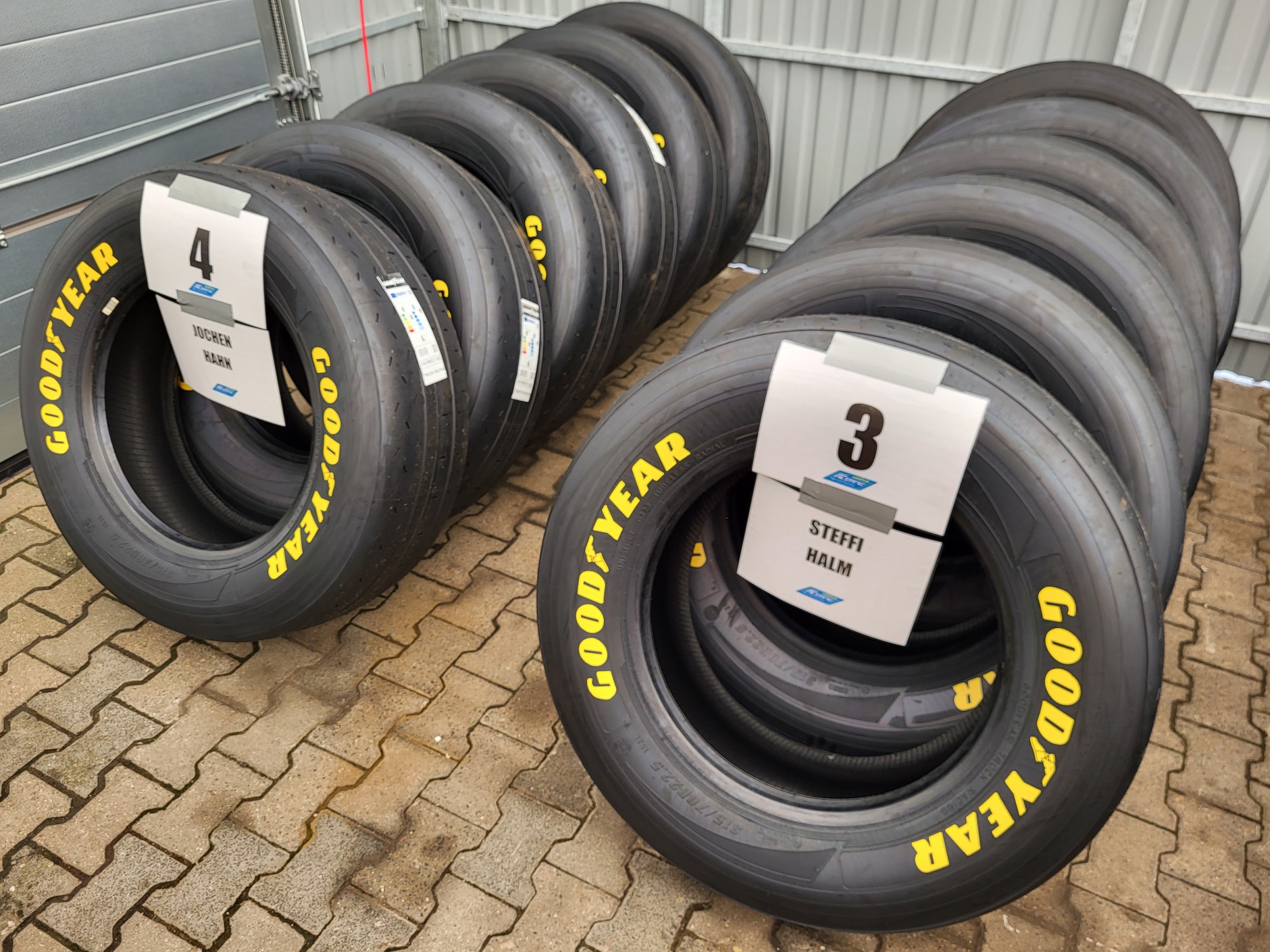 Opony są takie same dla wszystkich i losowane.