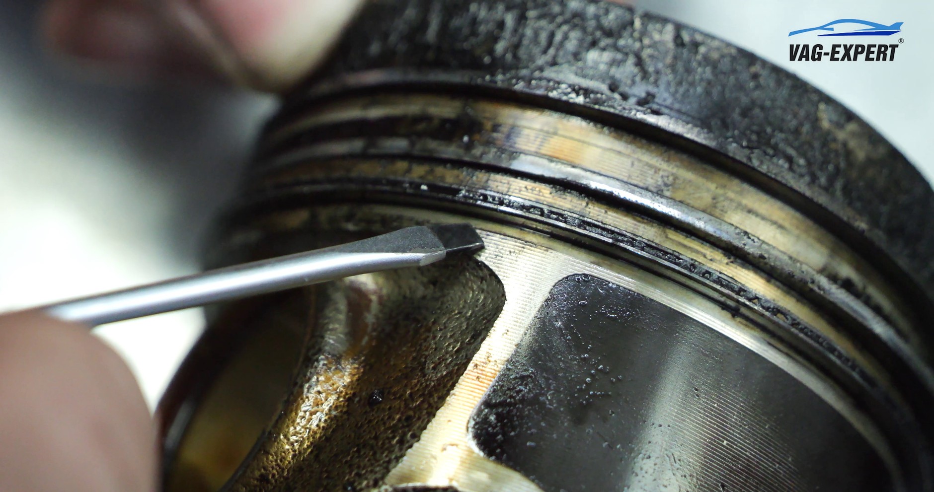 Rzadka wymiana oleju sprzyja osadzaniu się nagaru, a to może prowadzić do blokowania pierścieni olejowych i innych elementów silnika, co powoduje spalanie oleju i w efekcie remont silnika