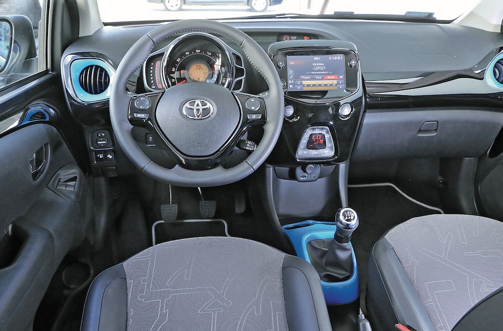 Niezła jakość i nowoczesny design kokpitu, urozmaicony kolorowymi wstawkami, zapewniają przyjemną atmosferę wnętrza