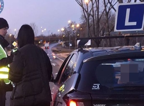 Jeszcze nie zrobiła prawa jazdy, a już policjanci ukarali ją za jazdę po użyciu