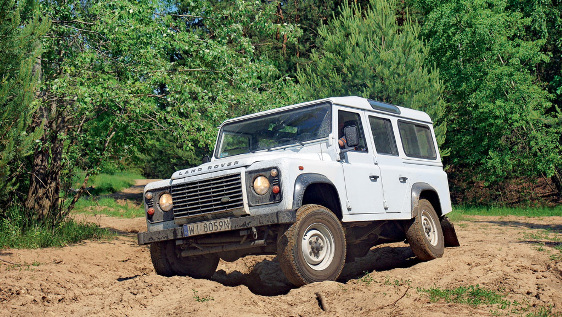 Land Rover Defender nieźle radzi sobie w terenie, ale znacznie gorzej na asfalcie. W bagażniku warto mieć zawsze komplet narzędzi i podstawowych części.