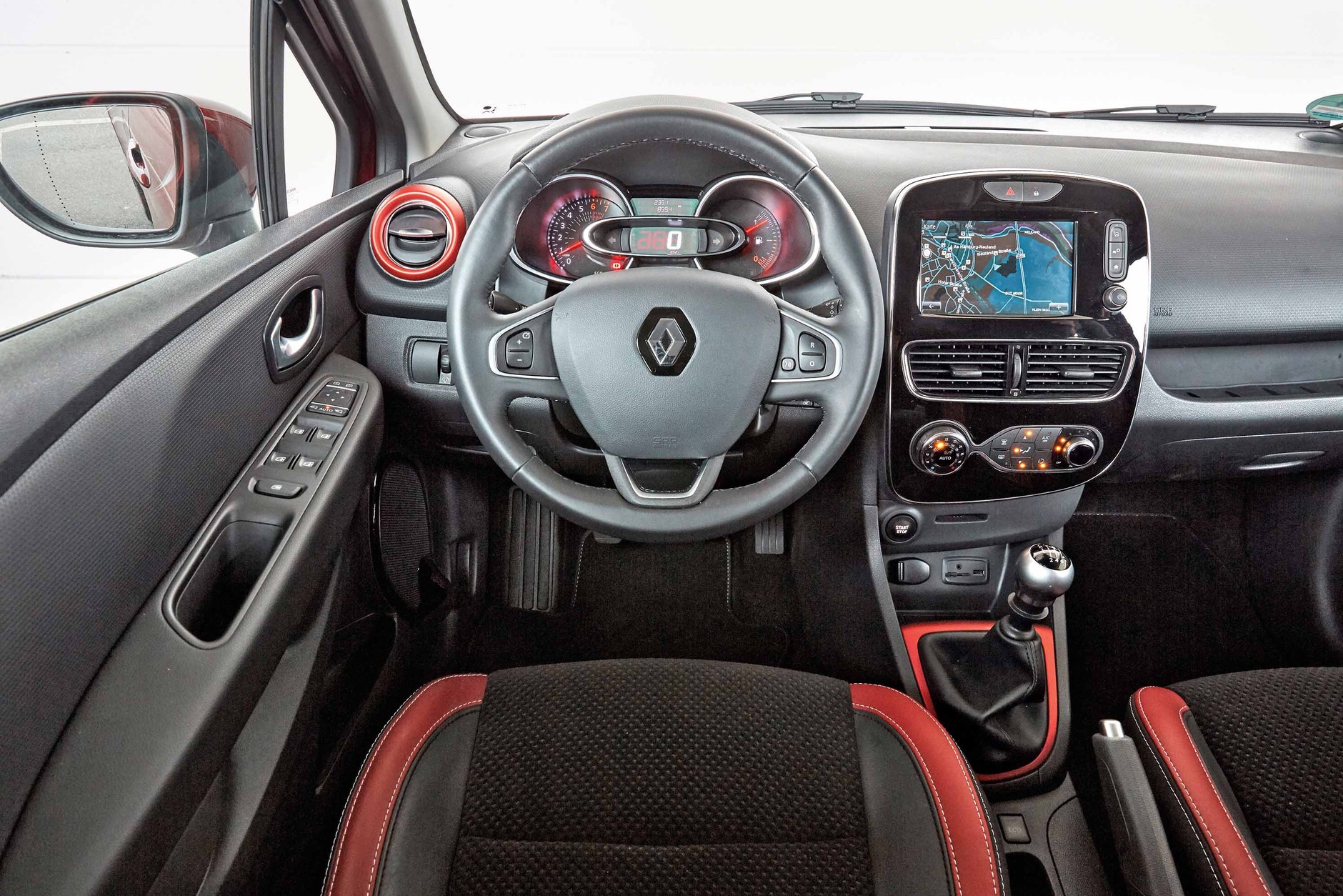 Citroen C3 kontra Peugeot 208 i Renault Clio