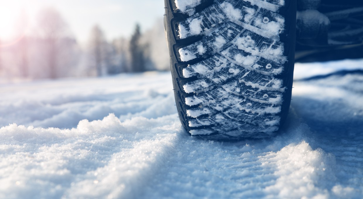 Jakie opony są lepsze na zimę - szersze czy węższe? Eksperci mówią jasno