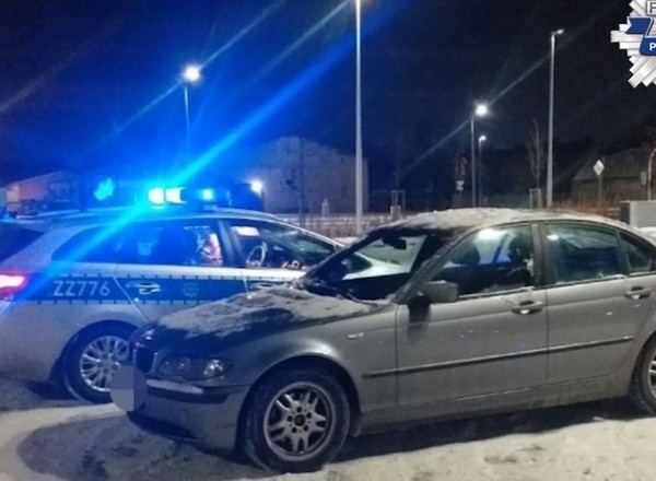 Drift na targowisku zakończył się mandatami i zatrzymanymi dowodami rejestracyjnymi