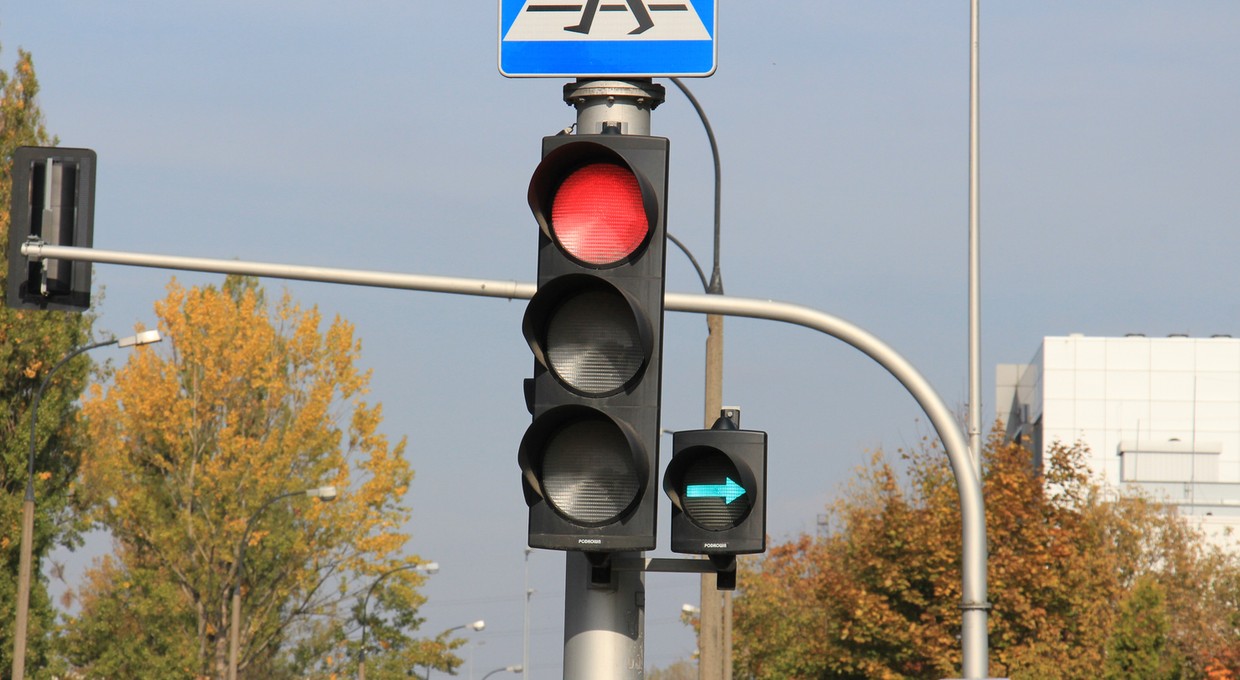 Różne kary za "zieloną strzałkę". Prawo jazdy możesz stracić już za drugim razem