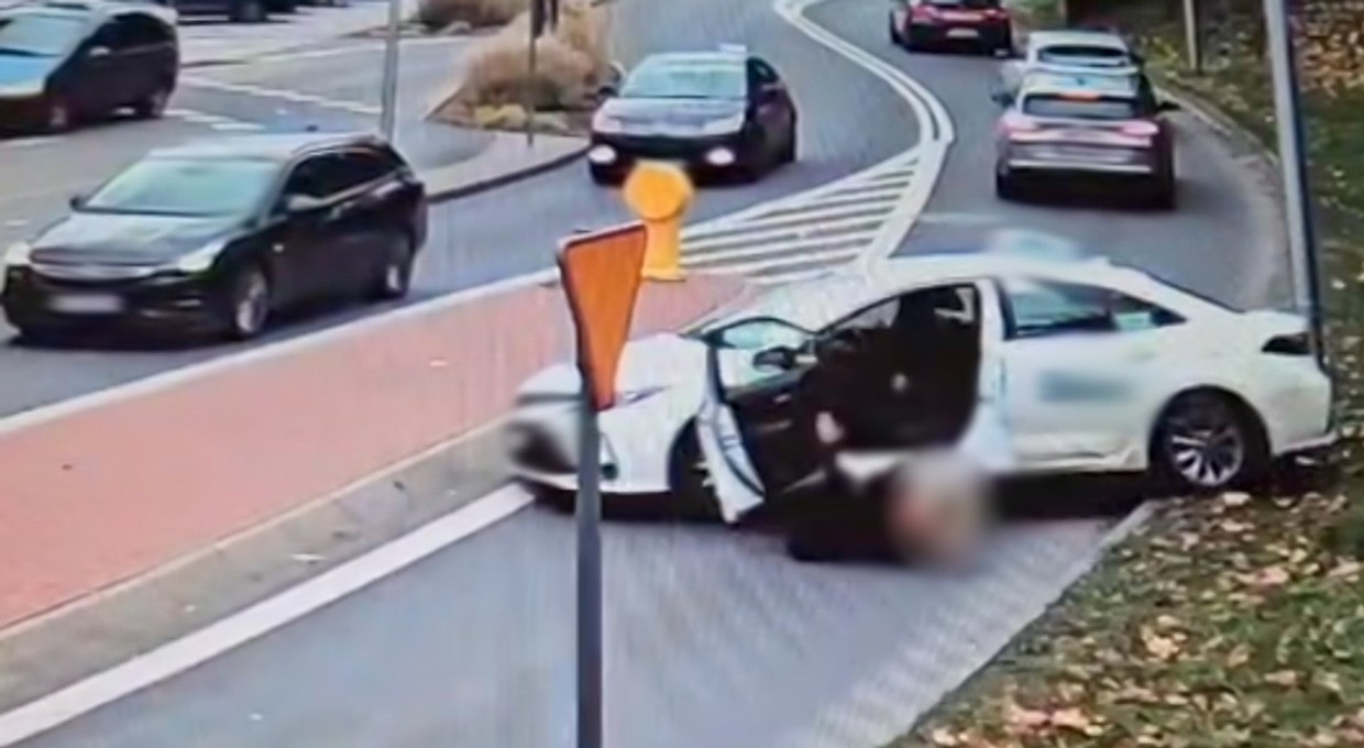 Scena jak z głupiego filmu. Taksówka ruszyła bez kierowcy |Nagranie|