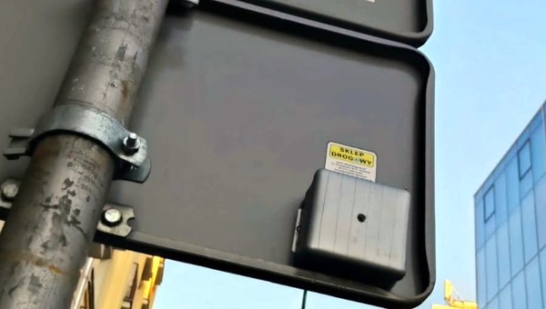 Policja bada sprawę tajemniczego pudełka na znaku drogowym w Warszawie. Nikt nie wie, o co chodzi