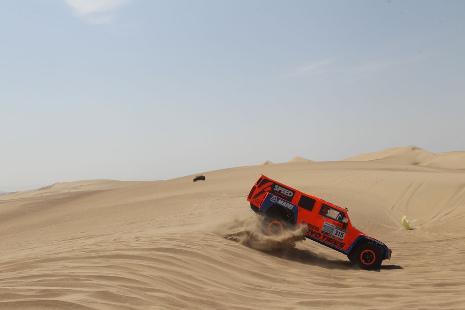 Dakar 2013: Hołowczyc zawiedziony, Sainz utknął na wydmach (2. etap, wyniki, galeria)