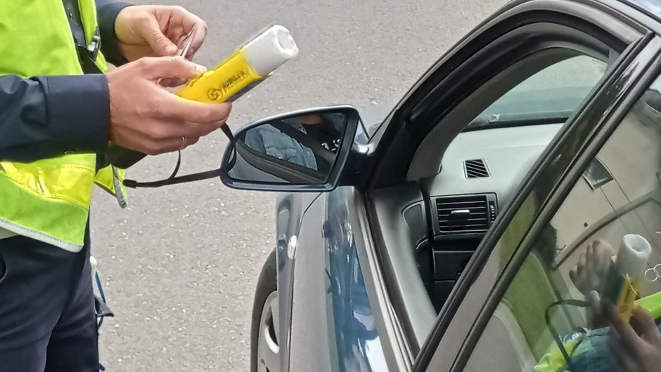 Obraz pochodzący z serwisu https://chelmno.policja.gov.pl/kb7/informacje/wiadomosci/147922,Jechal-pijany-zlamal-sadowy-zakaz-prowadzenia-pojazdow-i-byl-poszukiwany-listem-.html