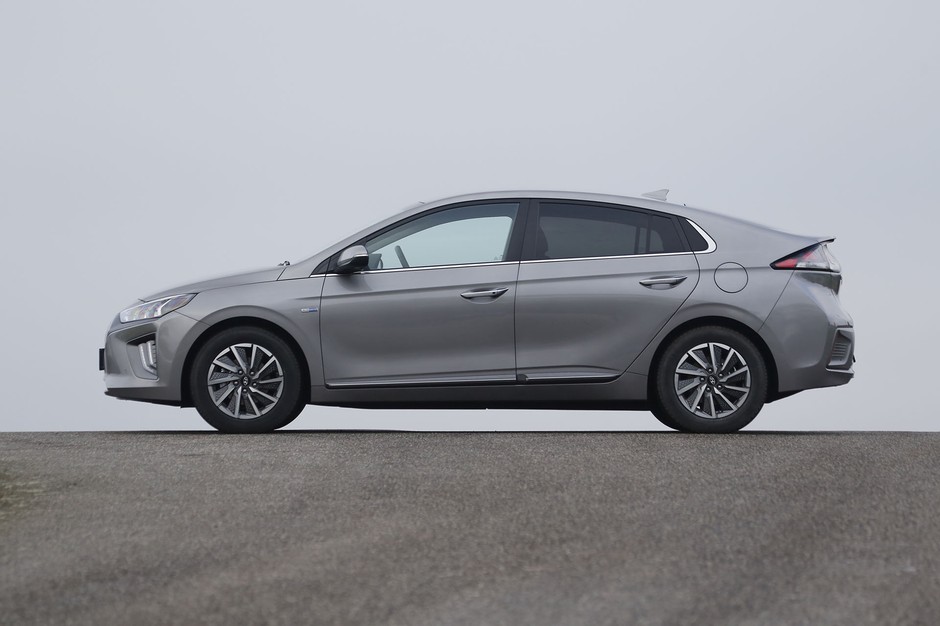 Hyundai Ioniq kontra Nissan Leaf - auta elektryczne dla ludu