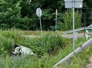 Ucieczka przed policją zakończyła się dachowaniem w rowie i interwencją helikoptera LPR. Ścigany miał na sumieniu nie tylko szybką jazdę