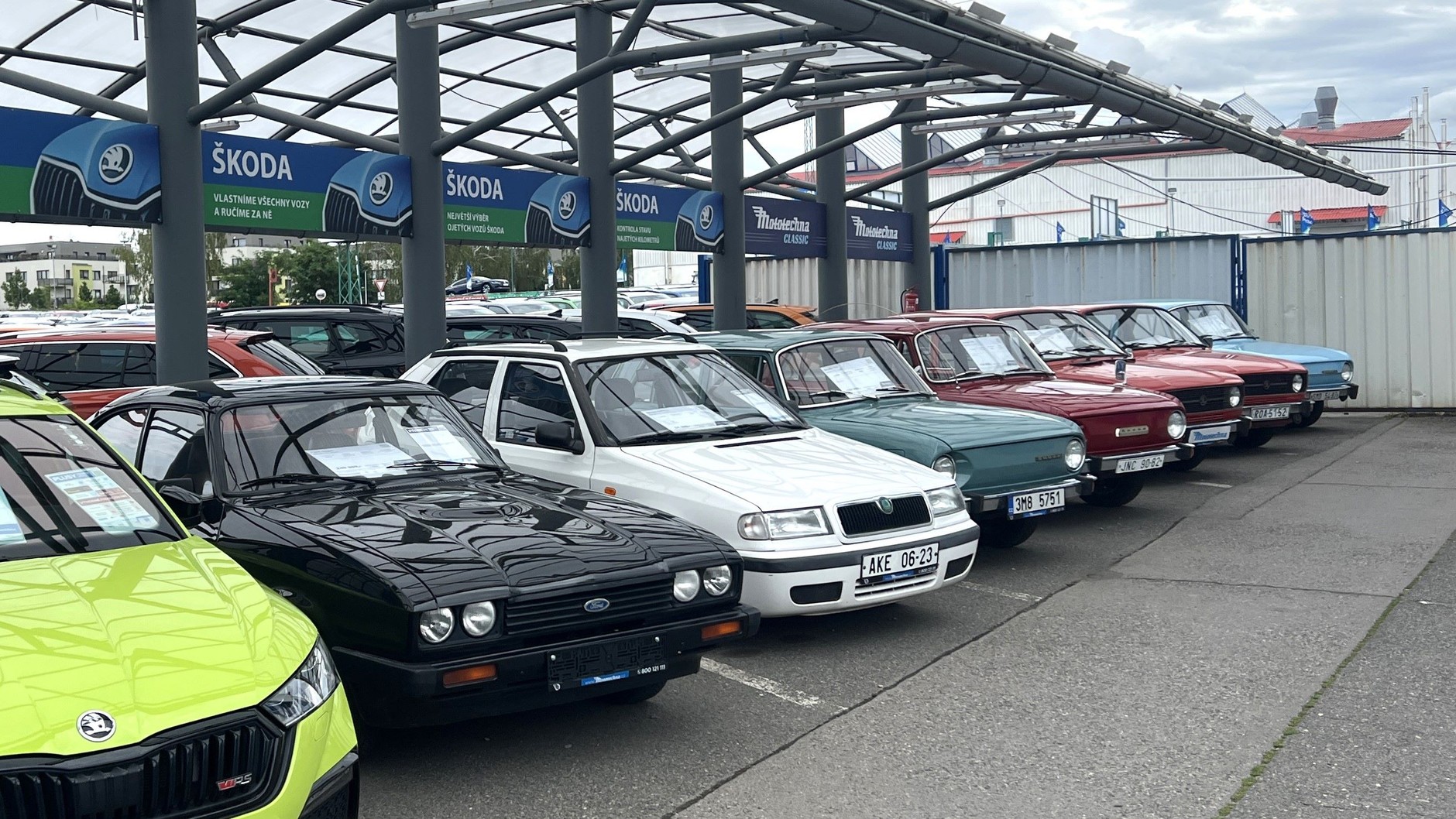 Salon sprzedaży samochodów używanych AAA Auto w czeskiej Pradze w dzielnicy Dolni Chabry