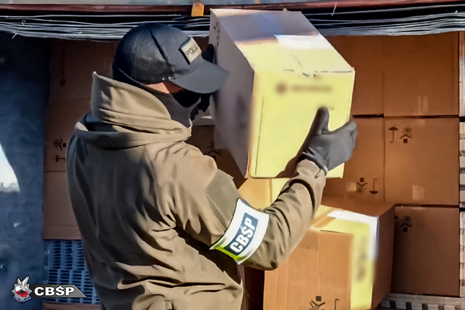 Funkcjonariusze CBŚP i Straży Granicznej zatrzymali trzy ciężarówki wypełnione nielegalnym towarem