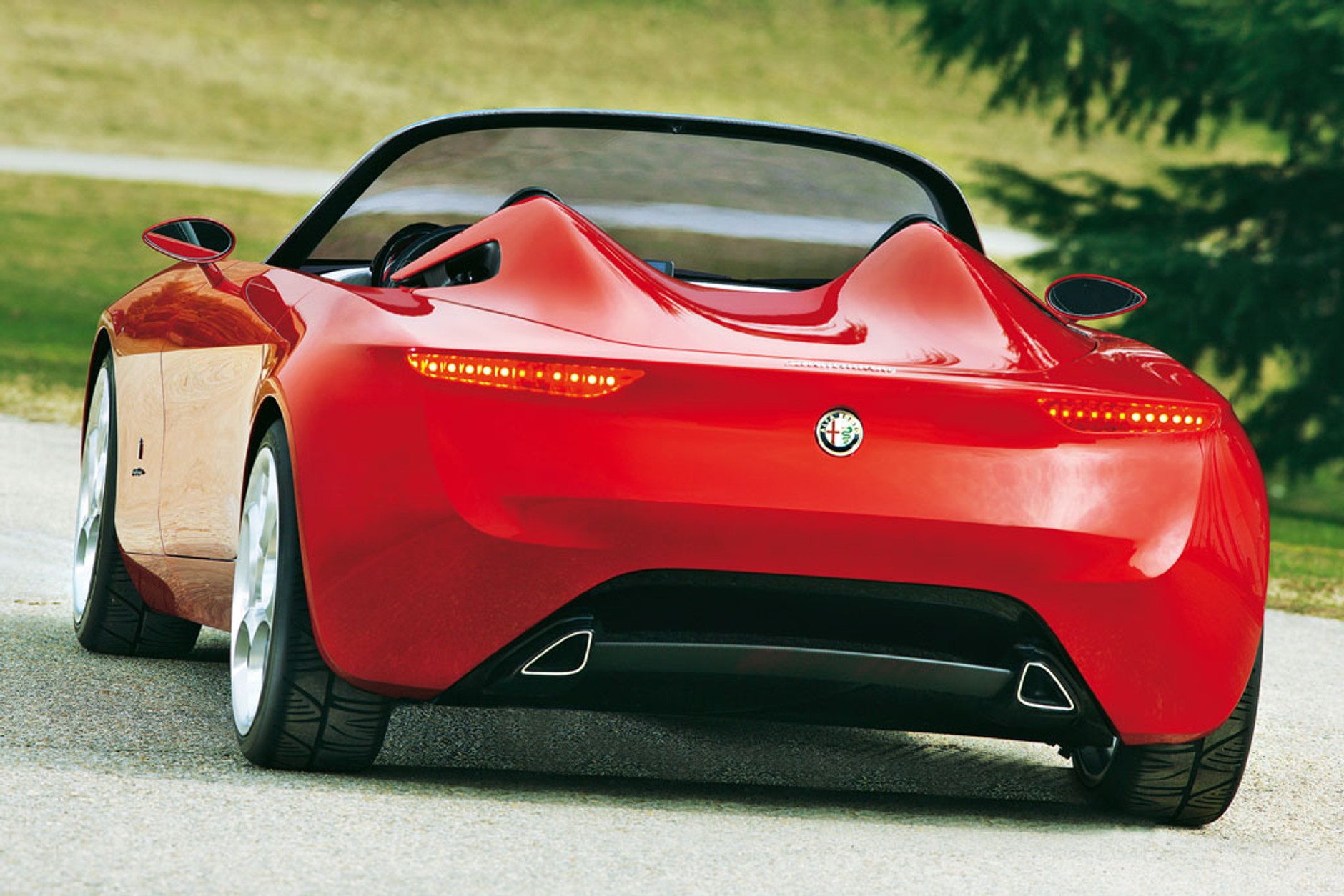 Alfa Romeo 2uettottanta: Spójrz jej w oczy