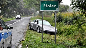 Porsche znalezione w rowie w Stolcu. Policja szuka świadków