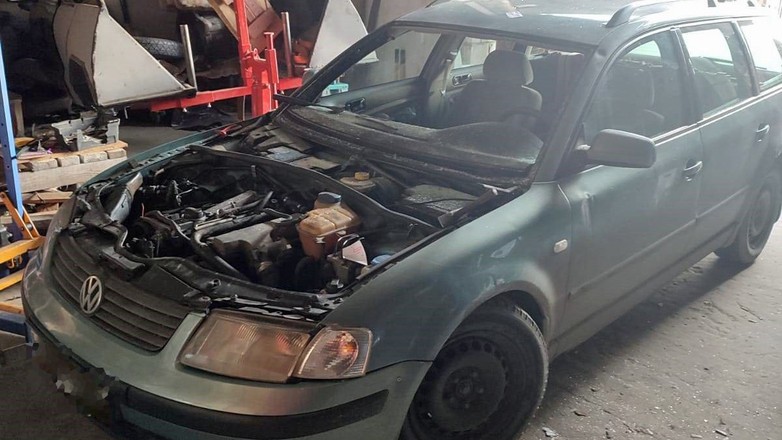 Po potrąceniu pieszego schował auto i próbował je naprawić