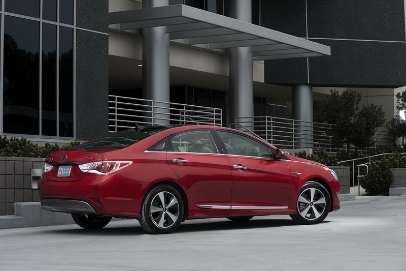 Hyundai i40 na Ciebie patrzy